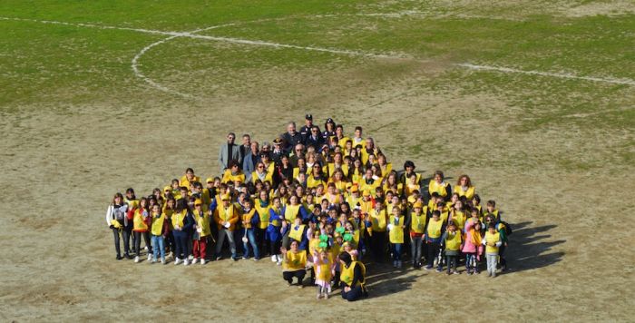 A Santa Cristina d’Aspromonte più di cento bambini per la Festa dell’Albero organizzata da Legambiente, Parco e Scuole. Un albero dedicato a Sergio Tralongo